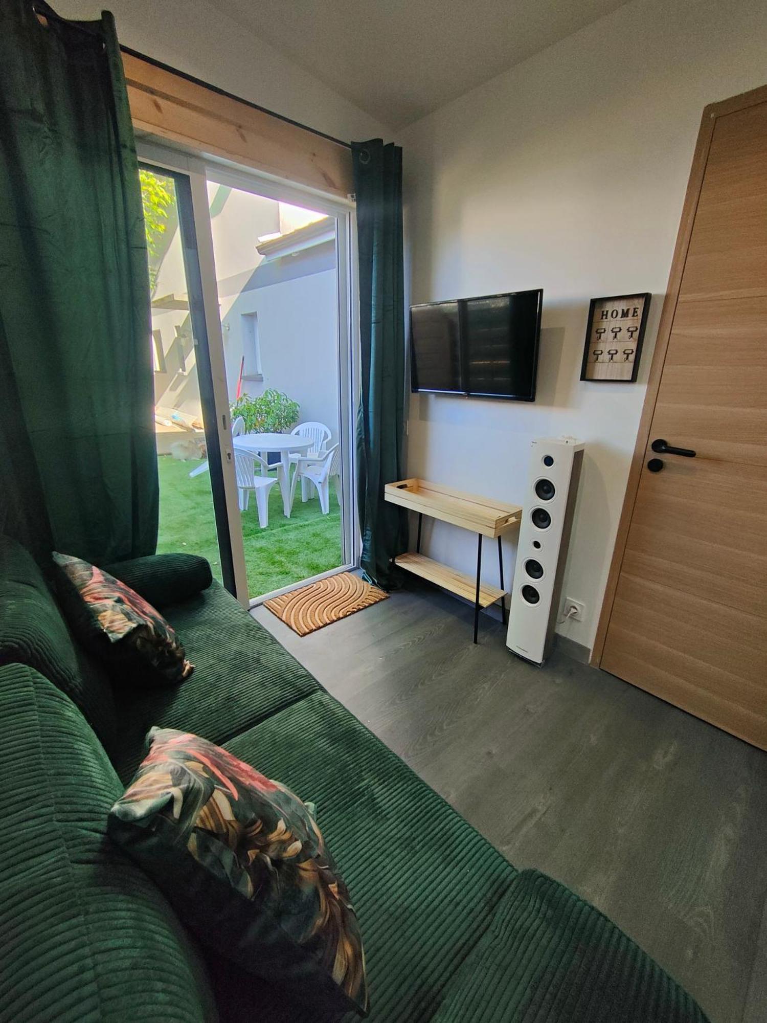 הוילה סנט-מדארד-אן-ז'אל Tiny House Avec Jardin Et Acces Piscine Chauffee מראה חיצוני תמונה